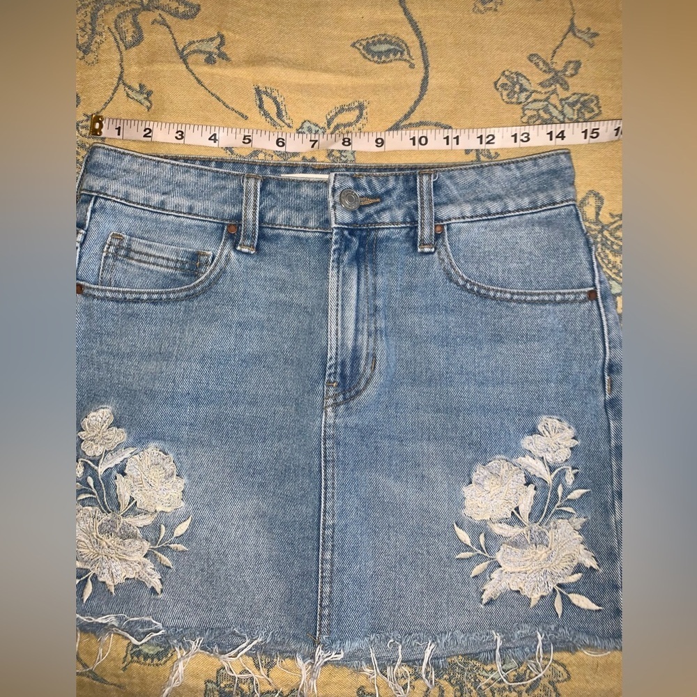 Pacsun Mini denim Skirt with white floral embroidery size 25 women’s - Picture 5 of 6